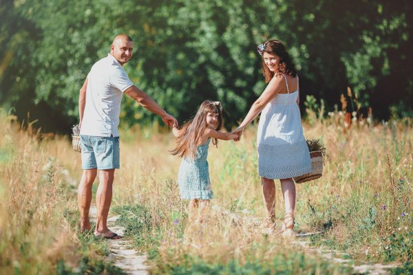 Семейная фотосессия на природе летом