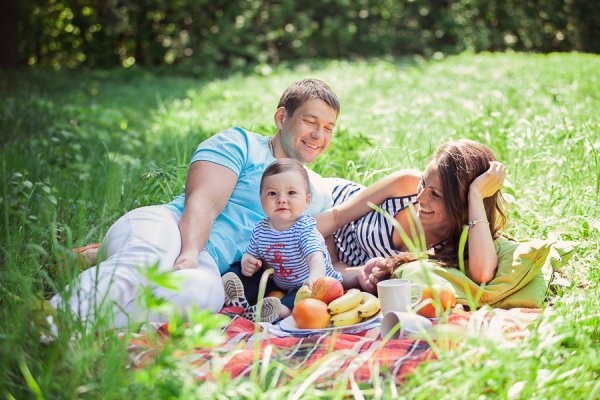 Семейная фотосессия на природе летом