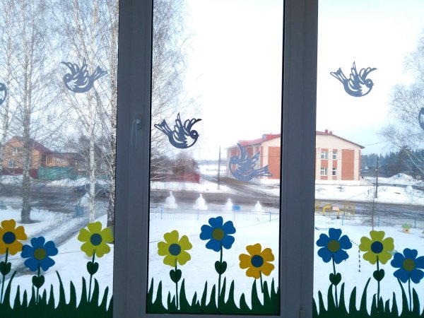 Украшение окон весной в детском саду
