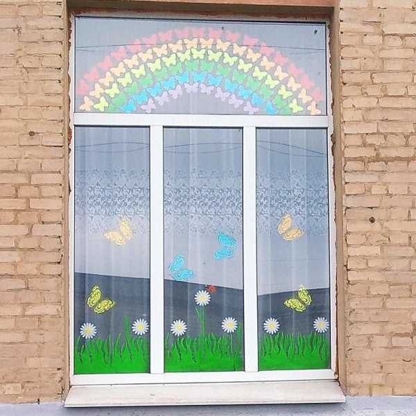 Летнее украшение окон в детском саду