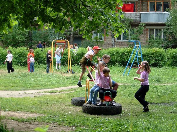 Детские площадки с детьми