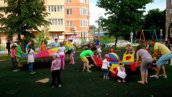 Мультяшные дети на детской площадке