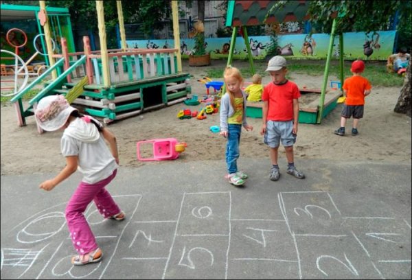 Детские рисунки игры во дворе
