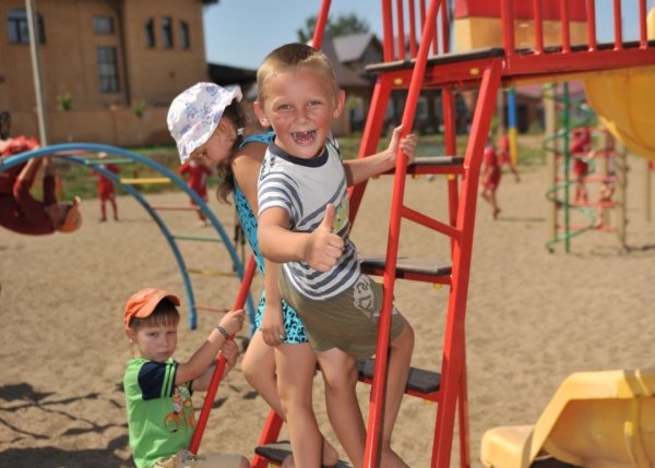 Дети играющие в песочнице