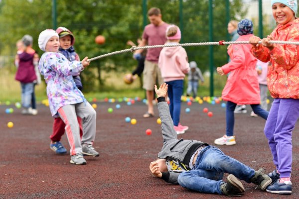 Дети во дворе вектор