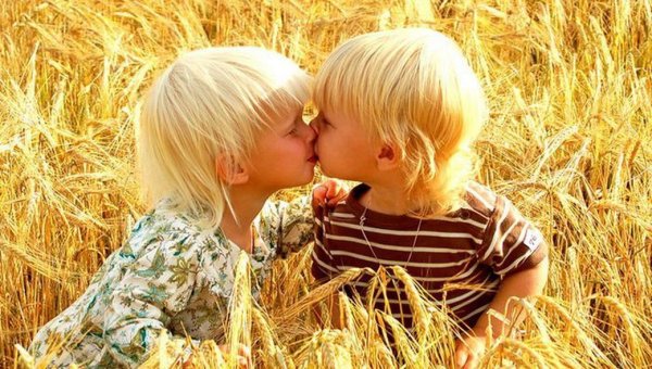 Девушка целует мальчика