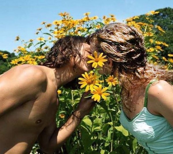 Мальчик с девочкой в траве