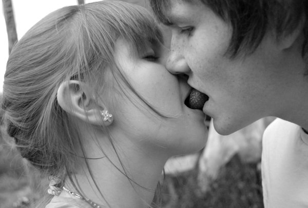 Влюбленная пара летом