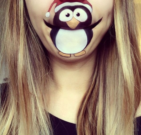 Девушка с пончиком