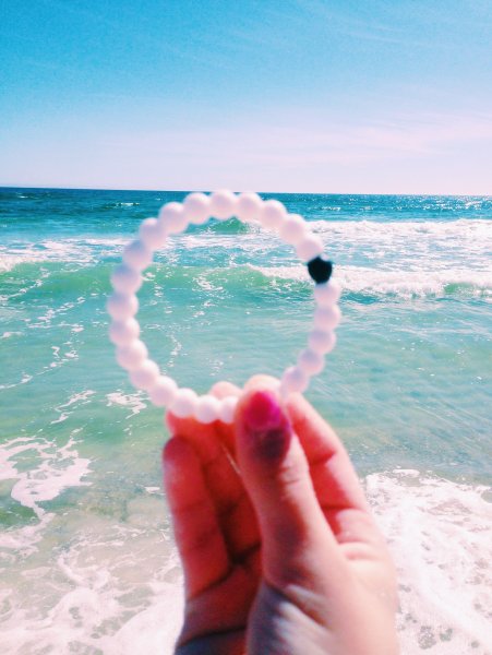 Девушка в Красном платье на пляже