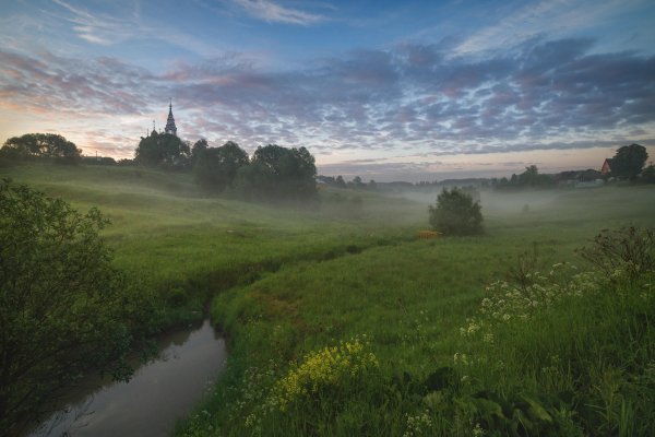 Рассвет в деревне летом