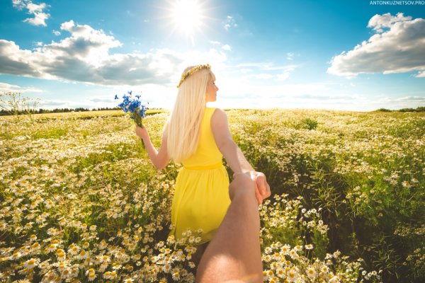 Светловолосая девушка в поле