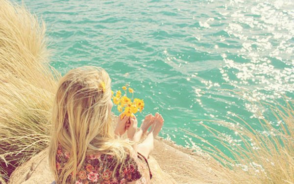Девушка на море светлые волосы