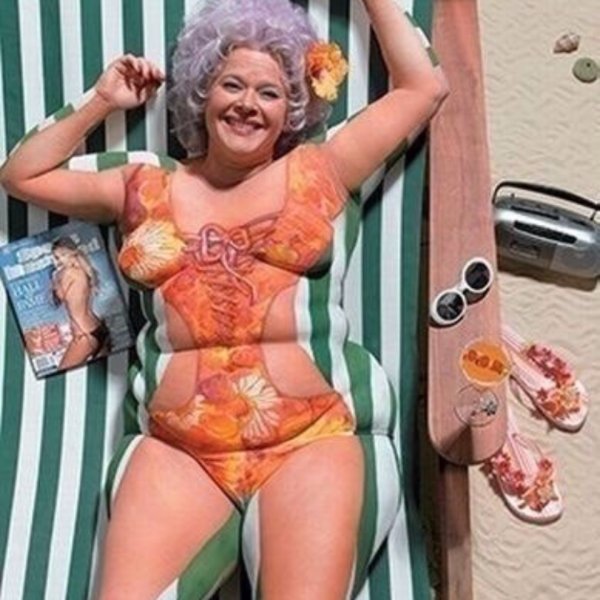 Смешная тетя в купальнике