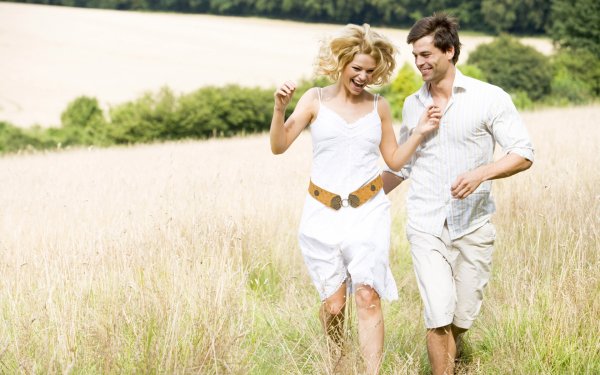 Парень и девушка встречают рассвет