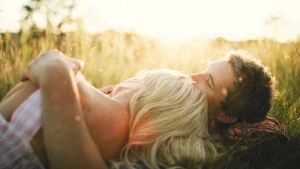 Мужчина и женщина лежат на траве