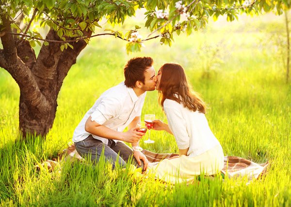 Влюбленные пары на природе