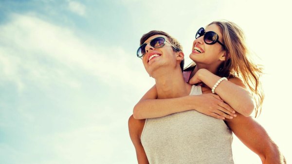 Влюбленная пара в поле