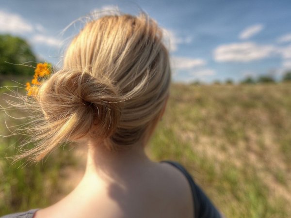 Блондинка в шляпе без лица