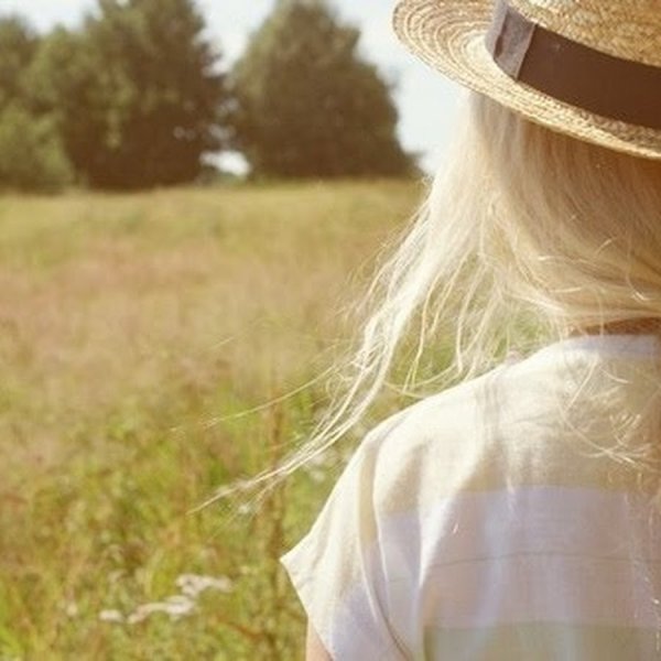 Блондинка с цветами со спины