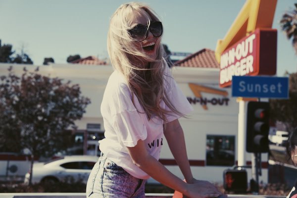 Девушка в платье красивая без лица