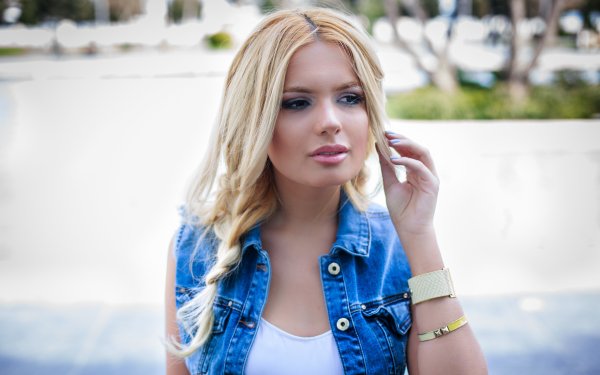 Блондинка в очках