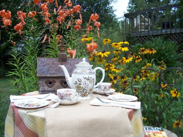 Чайный стол в саду