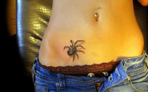 Девушка лежит на боку