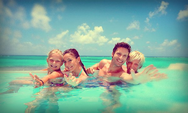 Семья летом на море