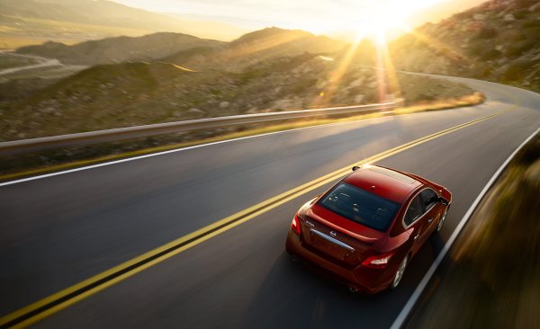 Машина на дороге