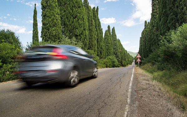 Колесо автомобиля на дороге