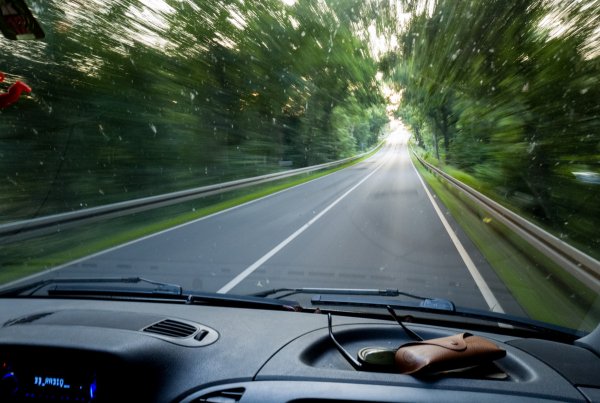 Машина на дороге