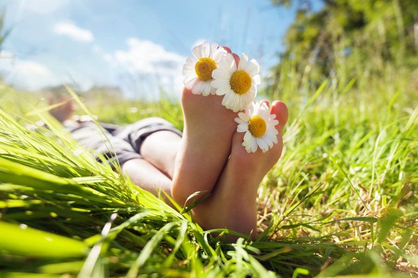 Девушка лежит в поле