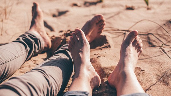 Ноги на пляже