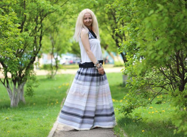 Молодая девушка в длинной юбке