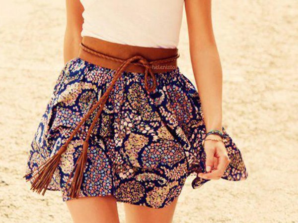Юбка выше колена на пляж