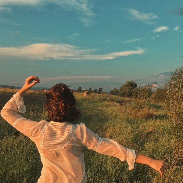 Девушка в поле Эстетика