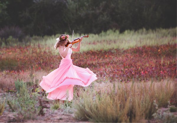 Девушка кружится в платье