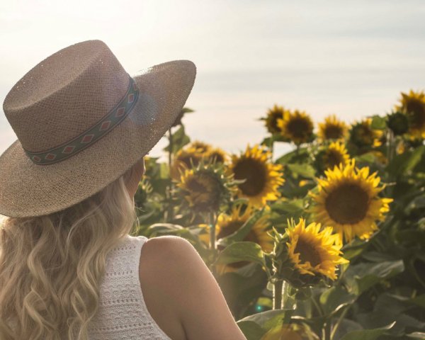 Девушка в траве со спины