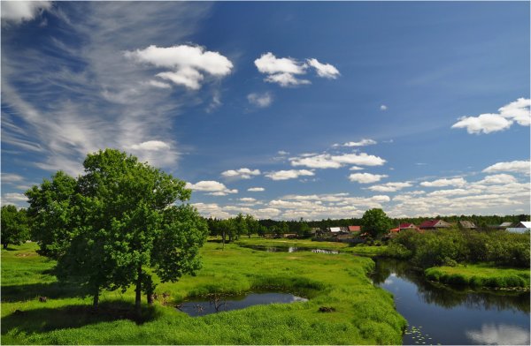 Лето облака река деревня