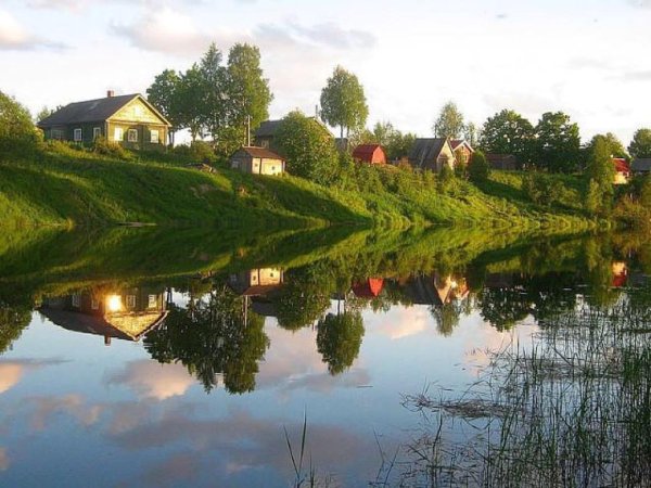 Деревни деревни у реки