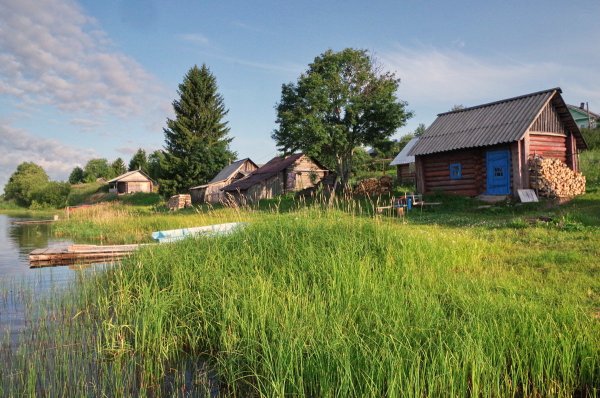 Деревня у реки