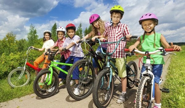 Дети с велосипедом