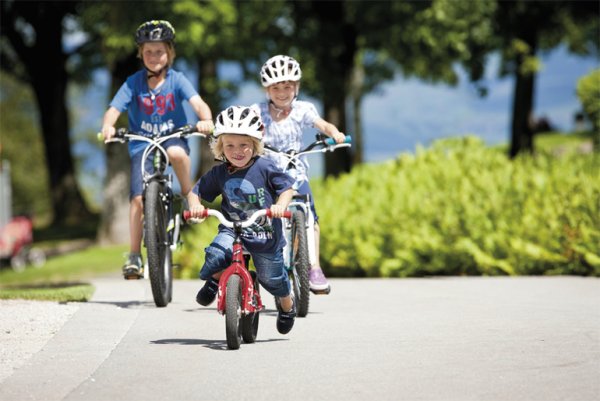 Дети катаются на велосипеде