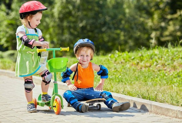 Дети на самокатах и велосипедах