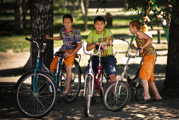 Подросток катается на велосипеде