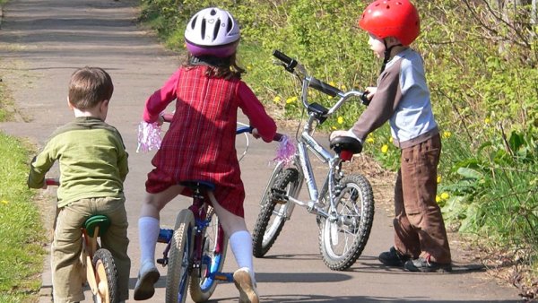 Дети с велосипедом