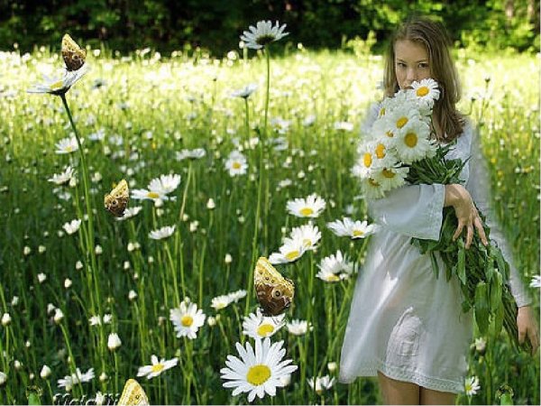 Девочка в поле с ромашками