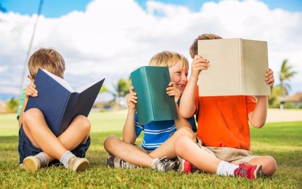 Семья катается на велосипедах