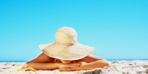 Девушка в шляпе на море